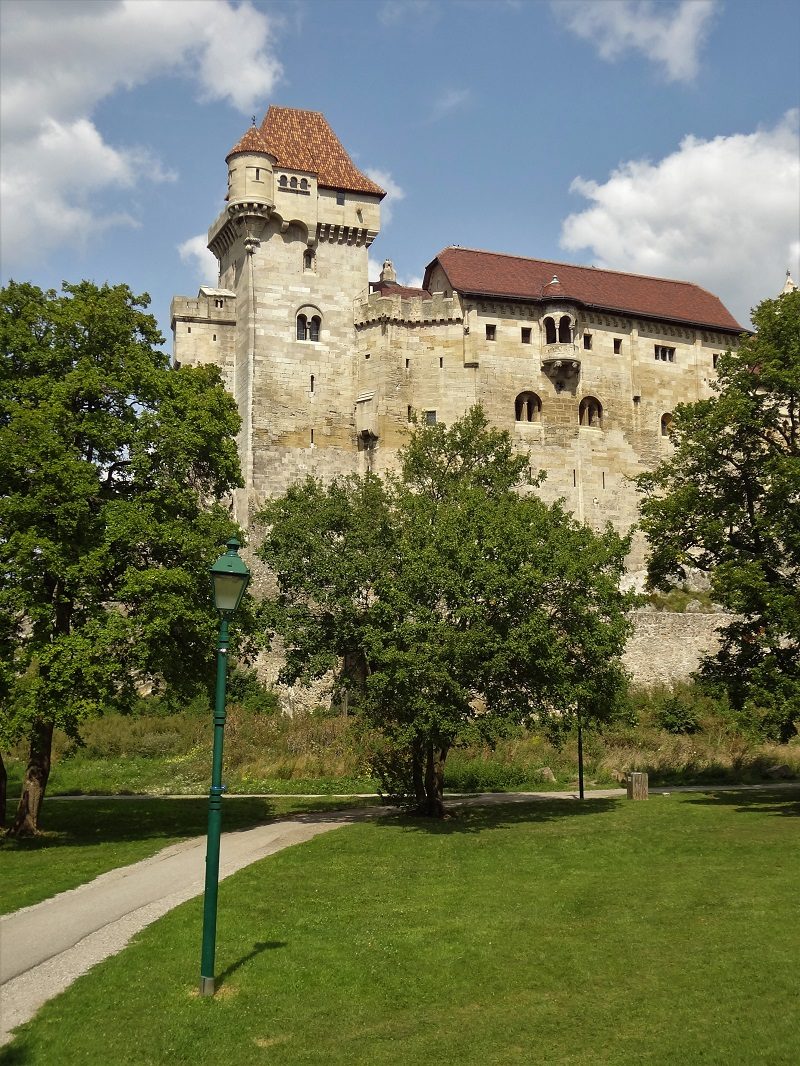 Tagesfahrt Wienerwald Burg Liechtenstein