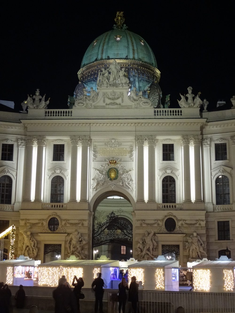 Weihnachtsbeleuchtung-Wiener Hofburg Michaelerplatz